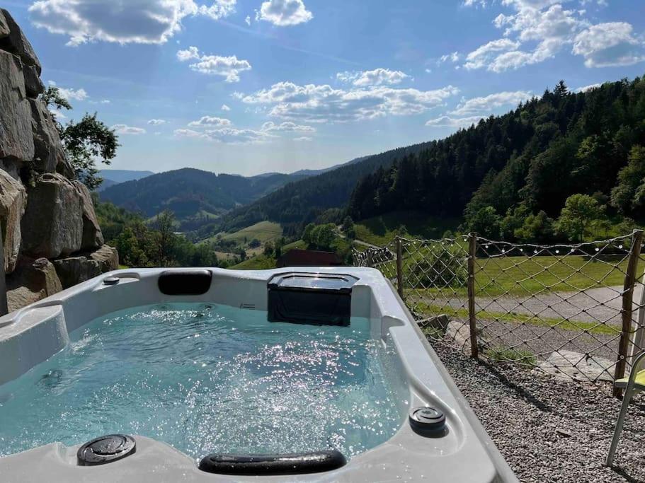 Apartamento Fewo Mit Whirlpool, Sauna & Schwarzwaldblick Hausach Exterior foto